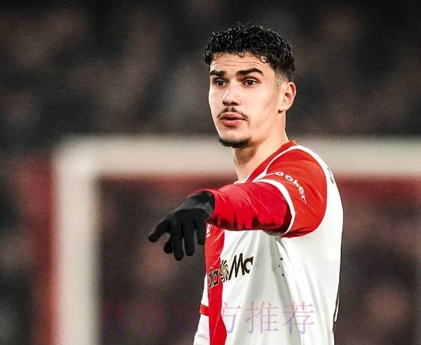 3万人见证!42岁范佩西执教 19岁儿子首秀:1米86踢中锋 3万人见证!42岁范佩西执教 19岁儿子首秀:1米86踢中锋